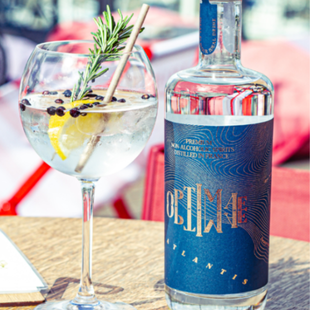 bouteille d'atlantis avec un gin tonic