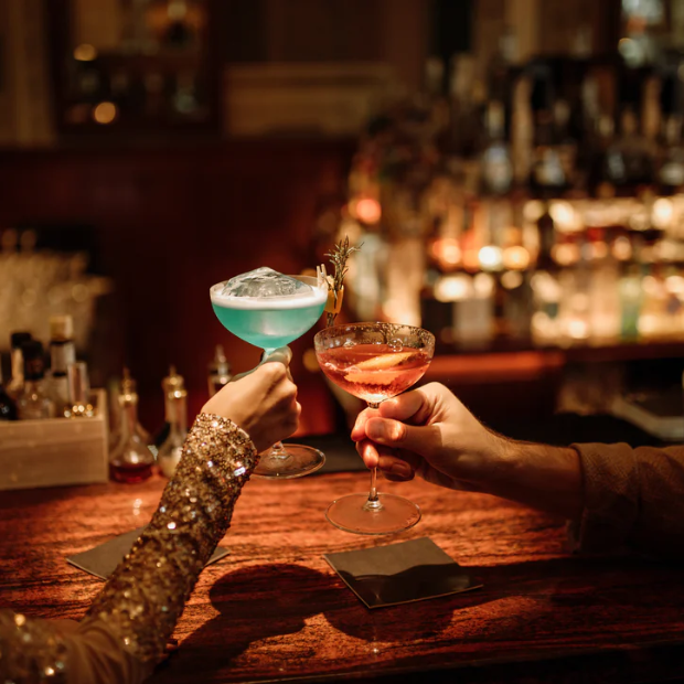 deux personnes avec un cocktails sans alcool