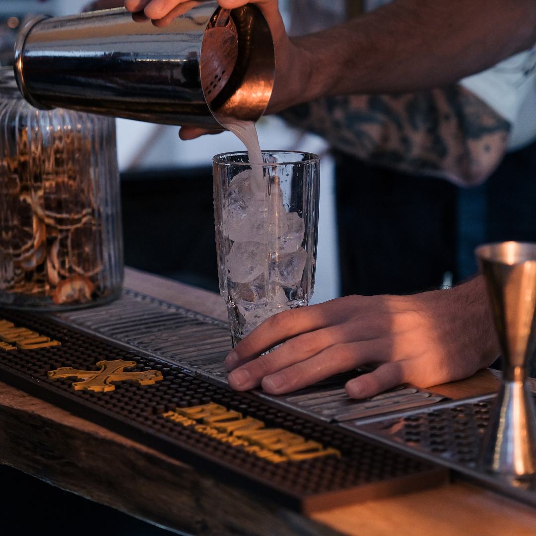 barman versant un shaker
