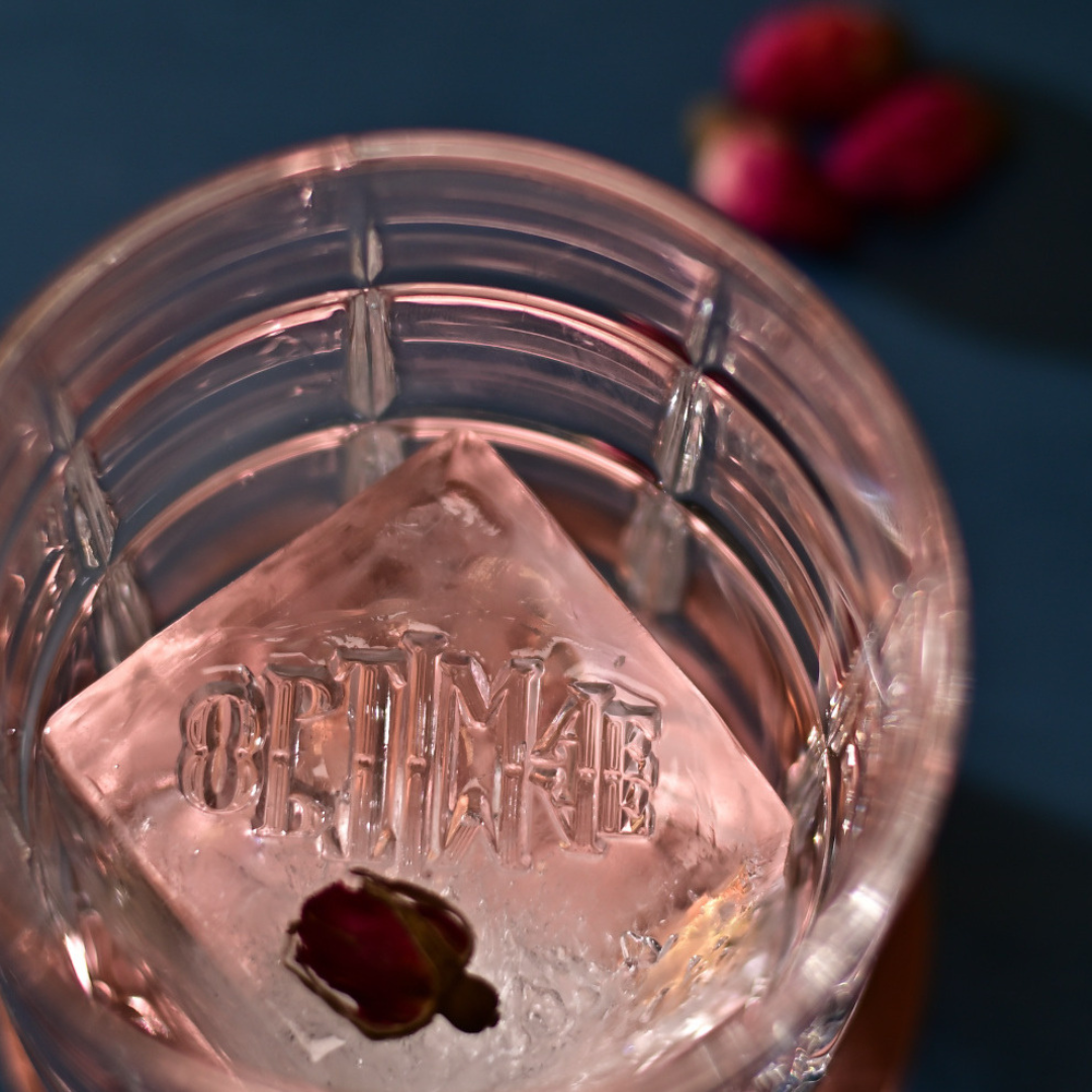 verre dans lequel un glaçon optimae est gravé