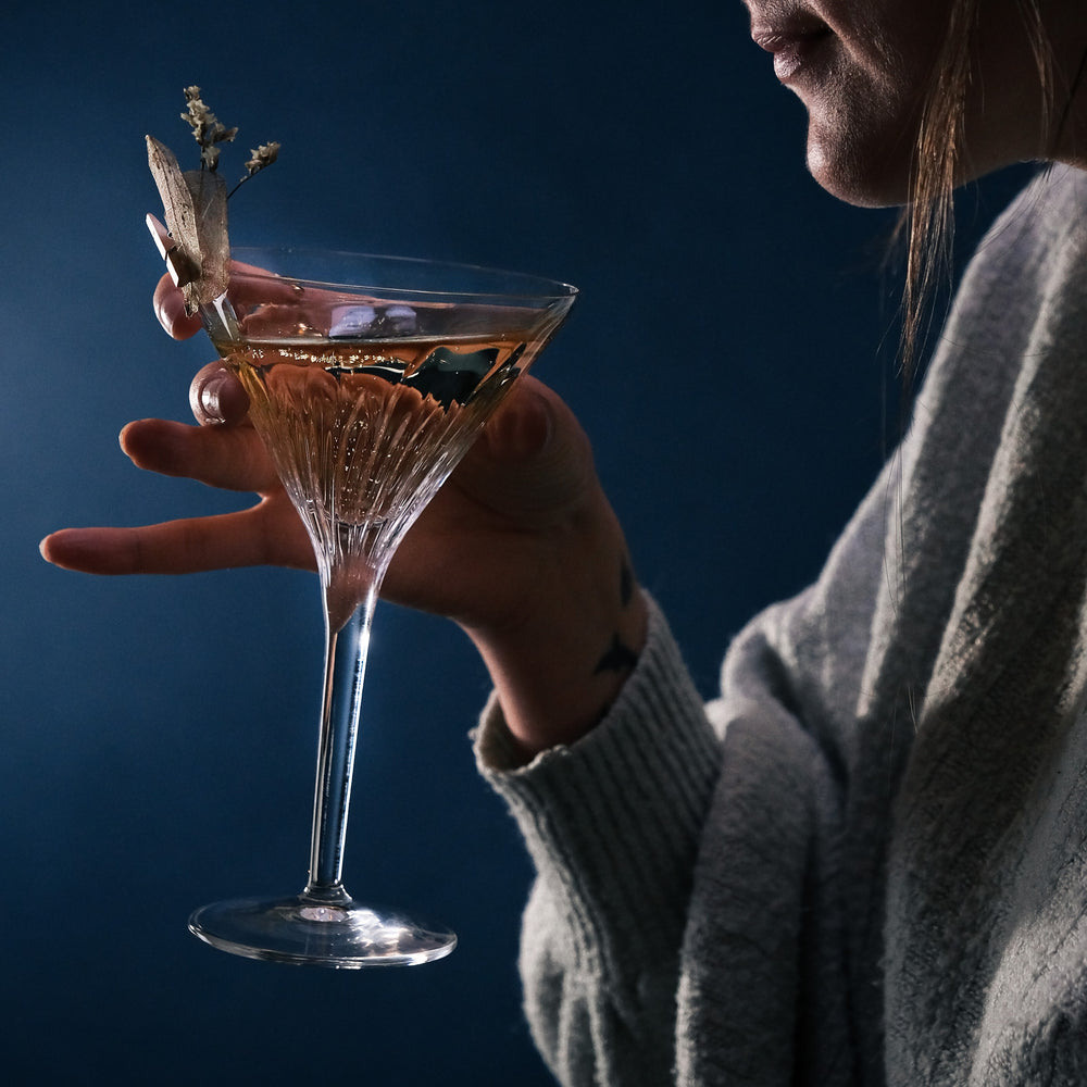femme buvant un cocktail sans alcool